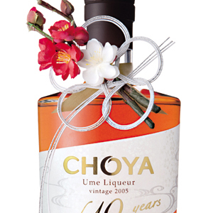 チョーヤ「CHOYA Aged 10 Years 極十年熟成古酒」ボトル飾りを提供